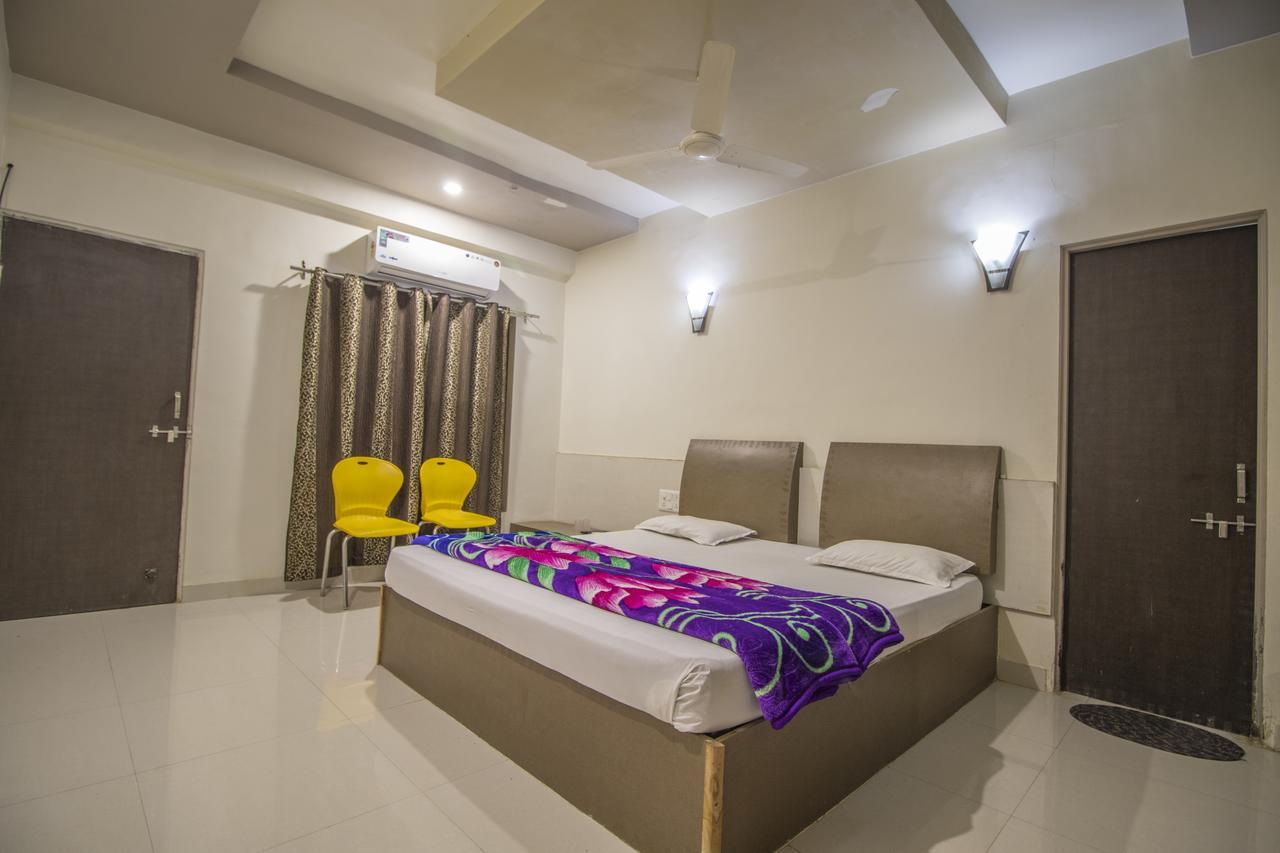 Shegaon Hotel Yogiraj Palace מראה חיצוני תמונה