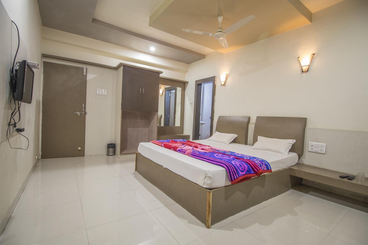 Shegaon Hotel Yogiraj Palace מראה חיצוני תמונה