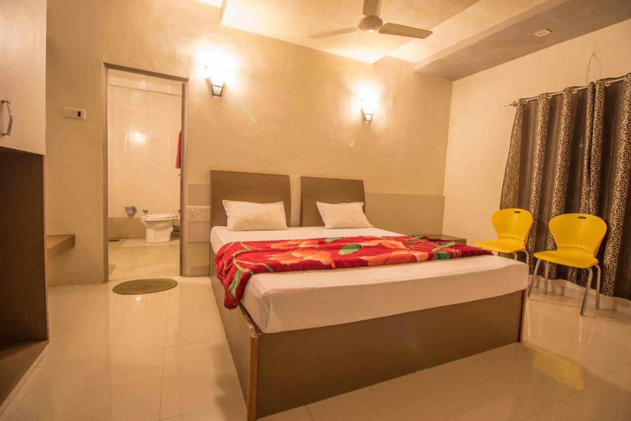 Shegaon Hotel Yogiraj Palace מראה חיצוני תמונה