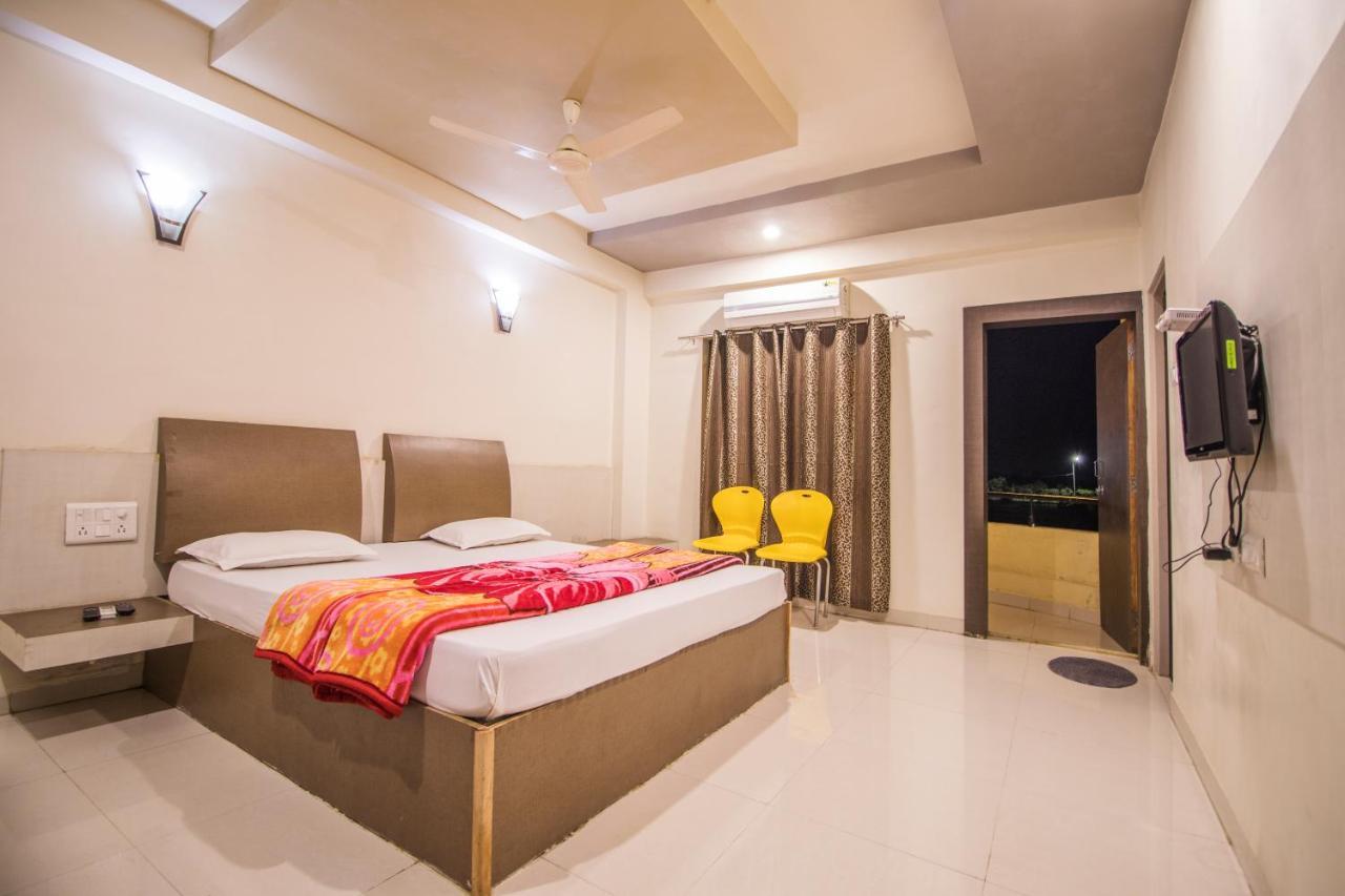 Shegaon Hotel Yogiraj Palace מראה חיצוני תמונה